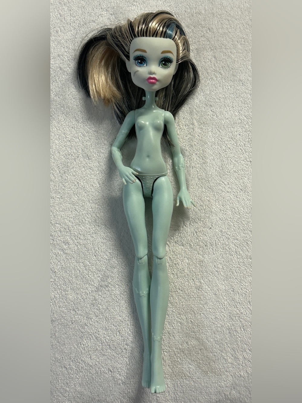 MONSTER HIGH 2015 "picture day" frankie stein non-articulated arms doll